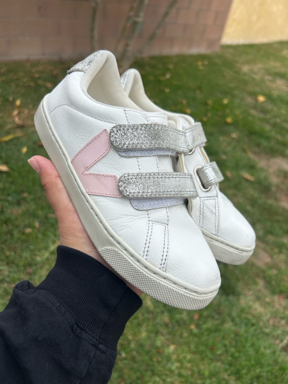 Veja Kids White Sneakers with Pink 'V' and Silver Glitter Straps style esplar